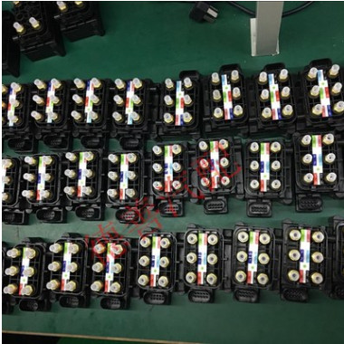 大众辉腾 途锐 保时捷卡宴 帕拉梅拉打气泵分配阀 空气悬挂电磁阀图3