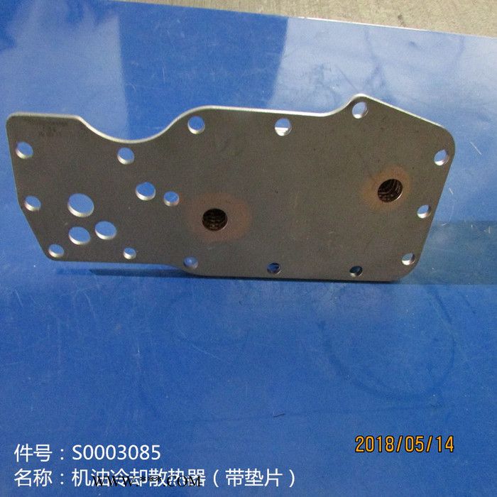 供应徐工机械上柴发动机配件S0003085机油冷却散热器(带垫片)图1
