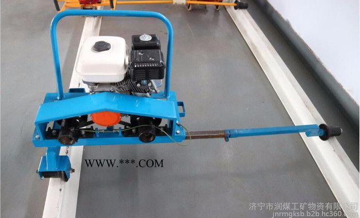 一拖二内燃软轴高频捣固机 产品 一拖二内燃软轴高频捣固机 采用活塞缓冲减震和机体弹性减震设计，有效降低操作的劳动强度图2