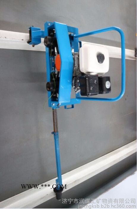 一拖二内燃软轴高频捣固机 产品 一拖二内燃软轴高频捣固机 采用活塞缓冲减震和机体弹性减震设计，有效降低操作的劳动强度图3