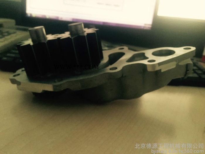 神钢发动机纯正配件机油泵图1
