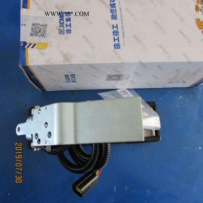 供应徐工LW800K装载机原厂配件819947830--351478油门踏板