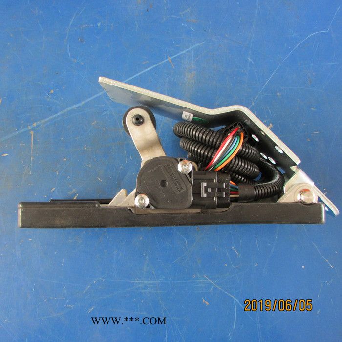 **供应徐工LW800K装载机配件819947830-351478油门踏板图2