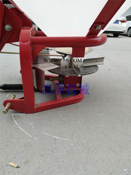 金浩CDR1000塑料桶撒肥机 大容量撒肥机定制 拖拉机带的塑料桶撒肥机,颗粒肥撒播机带传动轴图5