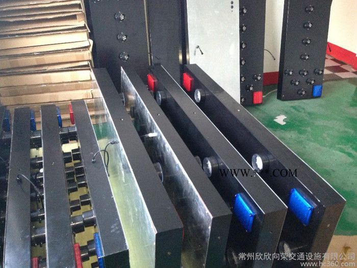 太阳能施工导向灯，太阳能施工牌灯，太阳能牌灯，太阳能施工方向灯，太阳能转向灯图3