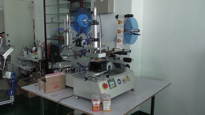 全自动双侧面贴标机（异形瓶、扁方瓶类产品的单面和双侧面贴标） 洗衣液贴标机，机油贴标签机器，润滑油贴标机器，扁瓶贴标机器图3