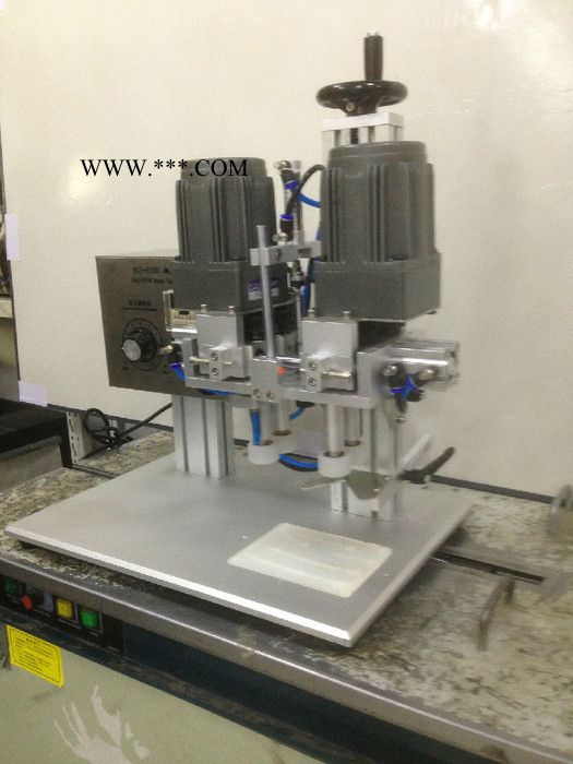 自动玻璃水塑料盖封盖机饮料瓶洗衣液洗洁精鸭嘴盖拧盖机图1