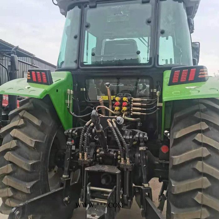 华夏2104大型四轮拖拉机 采用电液压离合器，行车，后轮距无级可调图8