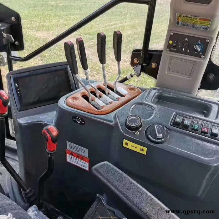 华夏1804补贴机型 节能耐用型轮式四驱拖全液压助力转向，双离合器，力、位综合调节，浮动控制式悬挂图5