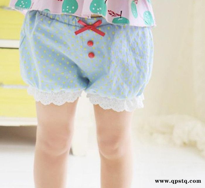 童装 2014夏季休闲童裤 女童花边灯笼款点点扣子超短裤 松紧腰裤图2