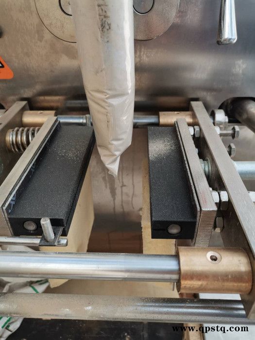 河南价格水果蔬菜清洗剂粉末三边封封口机 圆角袋粉末液体包装机 粉剂包装机郑州供应图2