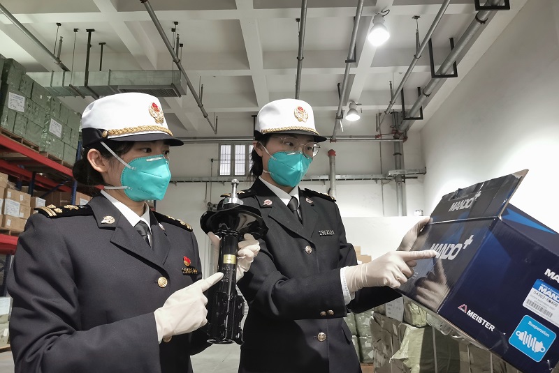 图为：义乌海关关员查获的侵权汽车配件+洪玉摄